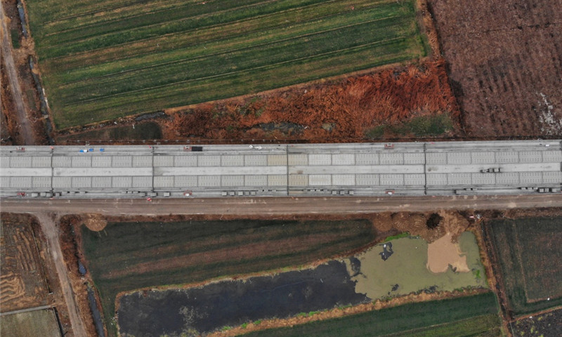 魯南高鐵東起山東日照，向西經臨沂、曲阜、濟寧、菏澤，與鄭徐客運專線蘭考南站接軌。圖為12月2日拍攝的魯南高鐵山東臨沂段。（新華社記者 邢廣利 攝）