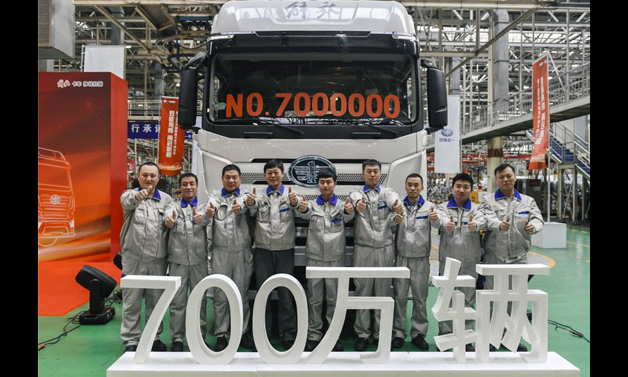 圖為11月30日，一汽解放職工與第700萬(wàn)輛解放卡車(chē)合影留念。（新華社記者 許暢 攝）