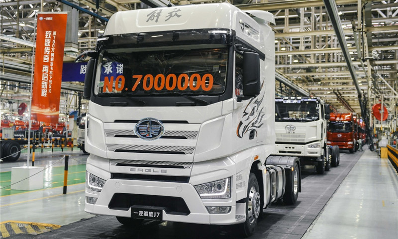11月30日，一輛白色解放J7緩緩駛下一汽解放卡車(chē)廠總裝車(chē)間生產(chǎn)線，這標(biāo)志著我國(guó)自主研發(fā)的第700萬(wàn)輛解放卡車(chē)在長(zhǎng)春正式下線。圖為在一汽解放卡車(chē)廠總裝車(chē)間內(nèi)拍攝的第700萬(wàn)輛解放卡車(chē)。（新華社記者 許暢 攝）