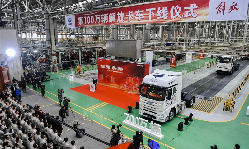 圖為11月30日，一汽解放為第700萬(wàn)輛解放卡車(chē)舉行下線儀式。（新華社記者 許暢 攝）