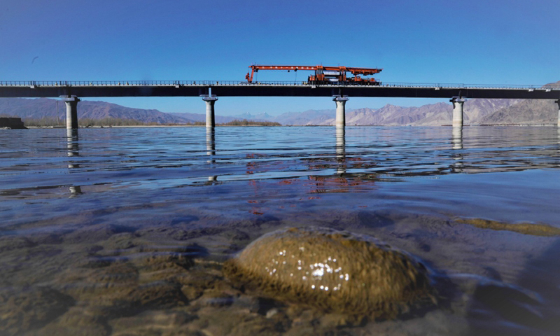 圖為11月26日，中鐵十一局施工人員在川藏鐵路拉林段貢嘎雅魯藏布江特大橋上鋪軌。（新華社記者 普布扎西 攝）