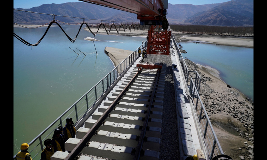 圖為11月26日，中鐵十一局施工人員在川藏鐵路拉林段貢嘎雅魯藏布江特大橋上鋪軌。（新華社記者 普布扎西 攝）