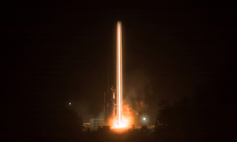 這兩顆衛(wèi)星屬于中圓地球軌道衛(wèi)星，是我國北斗三號系統(tǒng)第十八、十九顆組網(wǎng)衛(wèi)星。圖為11月19日，第四十二、四十三顆北斗導(dǎo)航衛(wèi)星發(fā)射瞬間。（新華社記者 琚振華 攝）