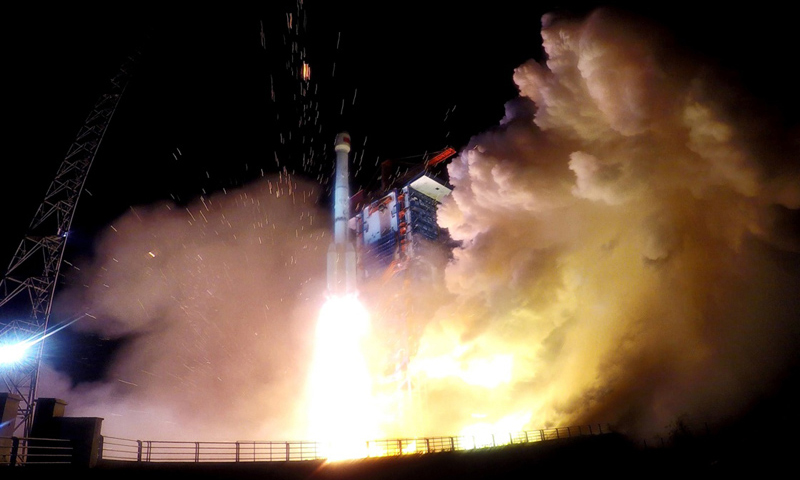 圖為11月19日，第四十二、四十三顆北斗導(dǎo)航衛(wèi)星發(fā)射瞬間。（新華社記者 琚振華 攝）