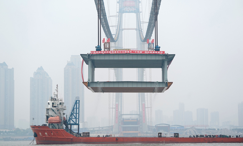 圖為11月15日，纜載吊機在吊裝重達1000噸的鋼梁。（新華社記者 程敏 攝）
