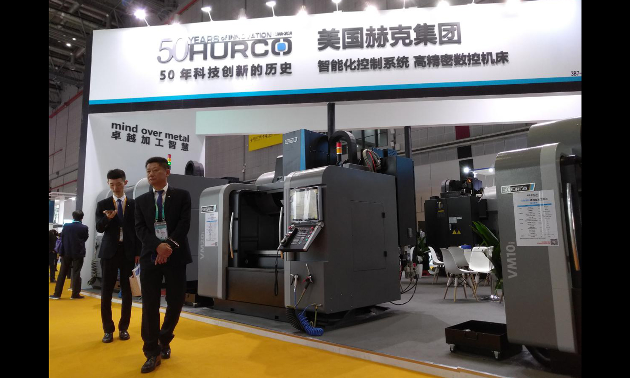 首屆中國國際進口博覽會自11月5日開幕以來，聚焦了全世界的目光。其中，代表未來工業(yè)發(fā)展方向的智能及高端裝備展區(qū)備受關注。來自中國國際進口博覽會的數據顯示，11月7日，該展館參觀人數高達9.35萬人，漂洋過海的高、精、尖展品也吸引了不少中央企業(yè)，有的企業(yè)已經成為央企的合作伙伴，詮釋著“買全球 賣全球”的精彩。圖為首屆進博會現場，美國赫克集團展出的VM系列通用型數控機床等產品。（國資報告記者 原詩萌 攝影報道）