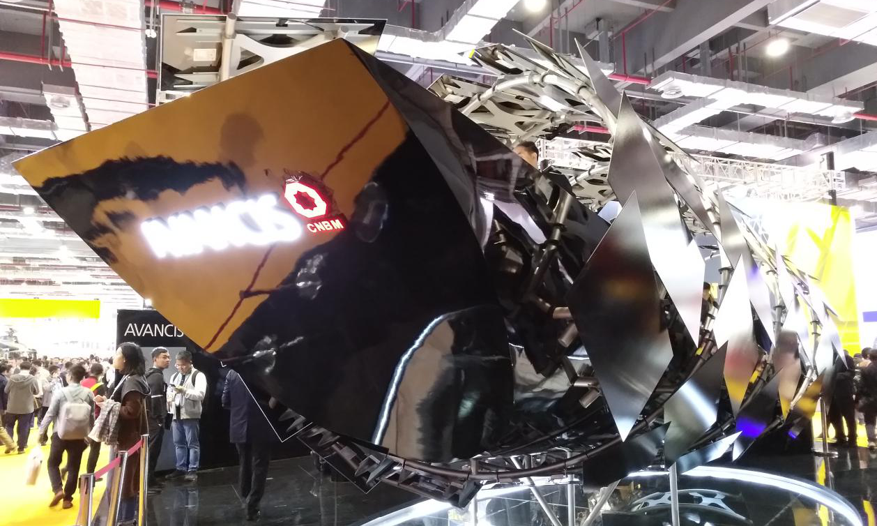 這套建筑集藝術性和無毒環(huán)保的銅銦鎵硒（CIGS ）發(fā)電功能于一體，即可用作幕墻的發(fā)電玻璃。而早在2014年，中國建材集團就已經收購了Avancis的核心業(yè)務。（國資報告記者 原詩萌 攝影報道）