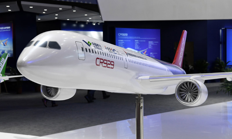 在第十二屆中國國際航空航天博覽會上，作為我國民用大飛機的研制主體，中國商用飛機有限責任公司展示了CR929遠程寬體客機1:1樣機，吸引了眾多觀眾參觀體驗。圖為11月7日，現(xiàn)場展示的CR929模型。（新華社記者 梁旭 攝）
