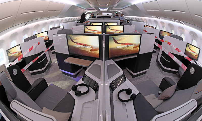 圖為11月7日，現(xiàn)場展出的CR929遠程寬體客機1:1樣機客艙內部。（新華社記者 梁旭 攝）