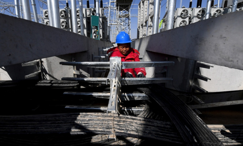 圖為11月6日，國家電網陜西省電力公司的工作人員在陜北風電基地750千伏集中送出工程定靖750千伏變電站進行電纜敷設。（新華社記者 劉瀟 攝）