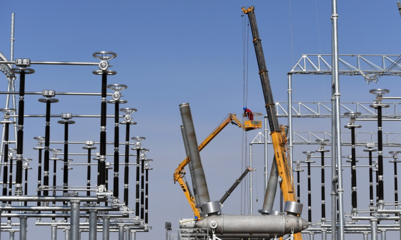 圖為11月6日，國家電網陜西省電力公司的工作人員在陜北風電基地750千伏集中送出工程定靖750千伏變電站進行斷路器安裝。（新華社記者 劉瀟 攝）