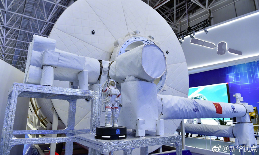 在11月6日開幕的珠海航展上，中國空間站“天宮”核心艙首次公開亮相，這將是未來中國人探索宇宙、太空駐留的“宇宙之家”，預(yù)計(jì)將于2022年前后完成在軌建造，成為國家級太空實(shí)驗(yàn)室。（新華社記者 胡喆 梁旭）