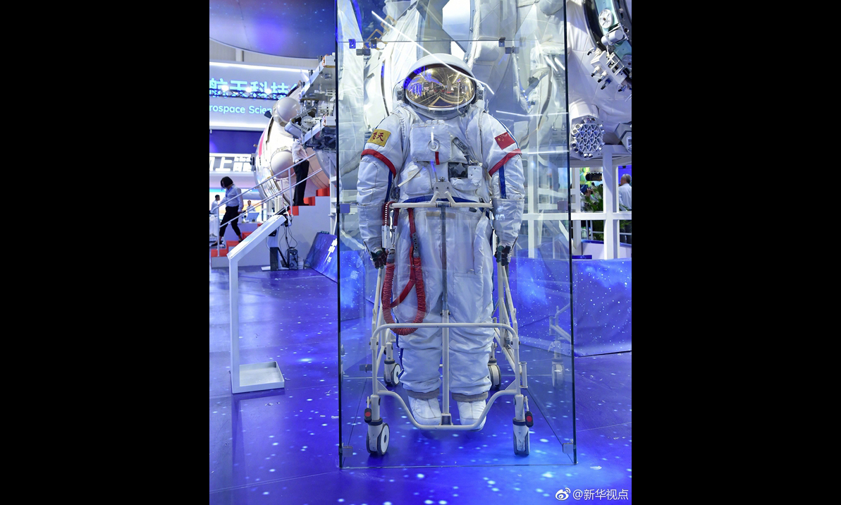 在11月6日開幕的珠海航展上，中國空間站“天宮”核心艙首次公開亮相，這將是未來中國人探索宇宙、太空駐留的“宇宙之家”，預(yù)計(jì)將于2022年前后完成在軌建造，成為國家級太空實(shí)驗(yàn)室。（新華社記者 胡喆 梁旭）