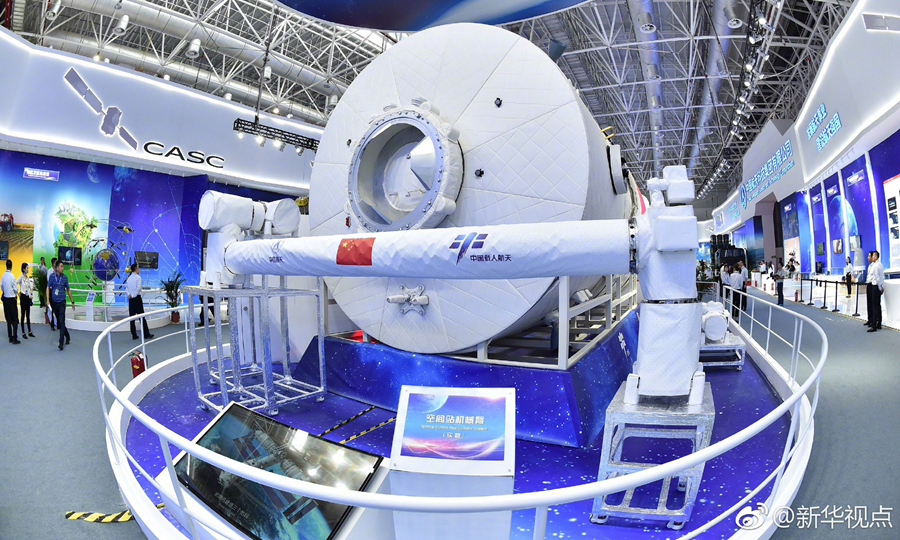 在11月6日開幕的珠海航展上，中國空間站“天宮”核心艙首次公開亮相，這將是未來中國人探索宇宙、太空駐留的“宇宙之家”，預(yù)計(jì)將于2022年前后完成在軌建造，成為國家級太空實(shí)驗(yàn)室。（新華社記者 胡喆 梁旭）