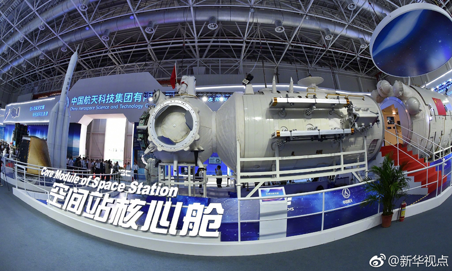 在11月6日開幕的珠海航展上，中國空間站“天宮”核心艙首次公開亮相，這將是未來中國人探索宇宙、太空駐留的“宇宙之家”，預(yù)計(jì)將于2022年前后完成在軌建造，成為國家級太空實(shí)驗(yàn)室。（新華社記者 胡喆 梁旭）