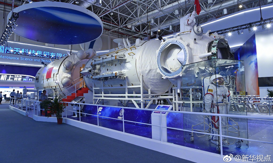在11月6日開幕的珠海航展上，中國空間站“天宮”核心艙首次公開亮相，這將是未來中國人探索宇宙、太空駐留的“宇宙之家”，預(yù)計(jì)將于2022年前后完成在軌建造，成為國家級太空實(shí)驗(yàn)室。（新華社記者 胡喆 梁旭）