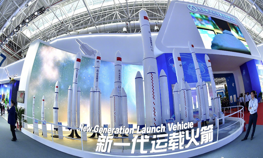 在11月6日開幕的珠海航展上，中國空間站“天宮”核心艙首次公開亮相，這將是未來中國人探索宇宙、太空駐留的“宇宙之家”，預(yù)計(jì)將于2022年前后完成在軌建造，成為國家級太空實(shí)驗(yàn)室。（新華社記者 胡喆 梁旭）