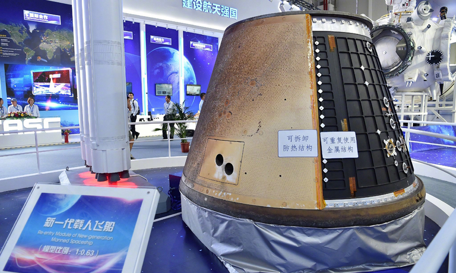 在11月6日開幕的珠海航展上，中國空間站“天宮”核心艙首次公開亮相，這將是未來中國人探索宇宙、太空駐留的“宇宙之家”，預(yù)計(jì)將于2022年前后完成在軌建造，成為國家級太空實(shí)驗(yàn)室。（新華社記者 胡喆 梁旭）