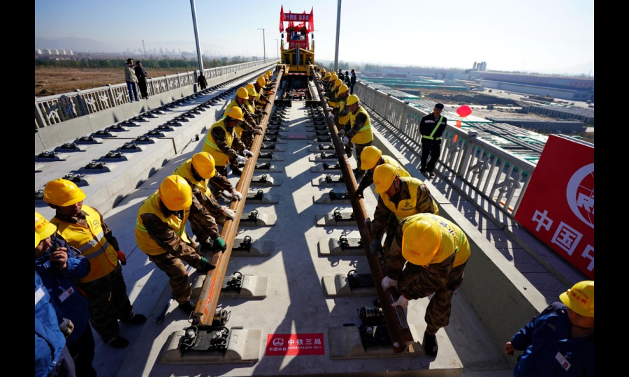 京張高鐵是國家重點(diǎn)建設(shè)項(xiàng)目，是2022年北京冬奧會(huì)的重要交通保障線。京張高鐵全長174公里，建成后，乘高鐵從北京到張家口的時(shí)間將縮短到50分鐘，對(duì)于助力奧運(yùn)、促進(jìn)京津冀一體化發(fā)展、連接西部都具有十分重要的戰(zhàn)略意義。圖為11月1日，在京張高鐵河北懷來段鋪軌現(xiàn)場(chǎng)，中鐵三局的工人鋪下京張高鐵全線第一節(jié)軌排。（新華社記者 楊世堯 攝）