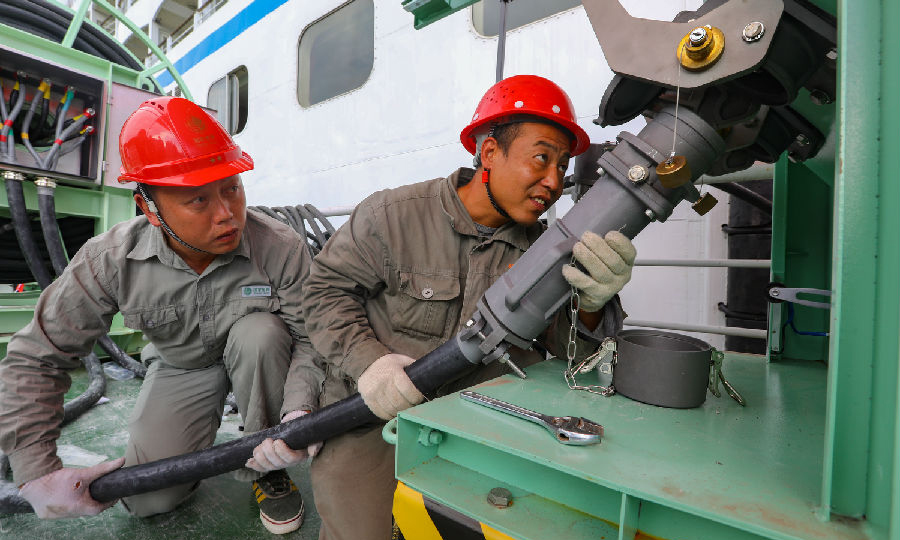 建成后的港口年停靠旅游客輪3000艘次，客運(yùn)吞吐量200萬(wàn)人次，岸電總?cè)萘?500千伏安，預(yù)計(jì)年替代電量1200萬(wàn)千瓦時(shí)，可替代燃油3060噸，相當(dāng)于有害物排量減少二氧化碳9638.92噸、一氧化碳5.54噸、二氧化硫14.57噸、氮氧化物9.32噸。三峽秭歸旅游母港作為長(zhǎng)江一個(gè)生態(tài)示范港口，正以全新的姿態(tài)閃耀在長(zhǎng)江經(jīng)濟(jì)帶上。圖為湖北秭歸縣供電公司員工正在安裝調(diào)試設(shè)備。（本組圖 雷勇 張蔚藍(lán) 攝）