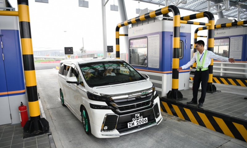 圖為10月24日，首輛從珠海開往香港的私家車輛通過港珠澳大橋收費站。（新華社記者 梁旭 攝）