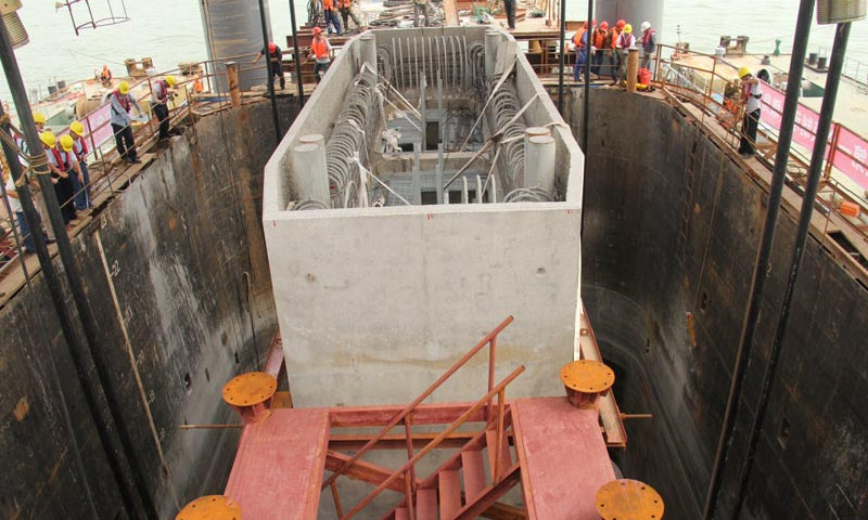 圖為2013年6月3日，港珠澳大橋首個承臺墩身整體順利安裝到位。新華社發（港珠澳大橋局提供）