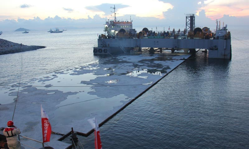 圖為2013年7月29日拍攝的港珠澳大橋島隧工程首節大型沉管浮運安裝施工現場。經過近28小時的艱苦奮戰，2013年7月30日，島隧工程首節180米標準管節（E3）順利完成浮運安裝任務，實現了國內首次外海無掩護、深水條件下的大型沉管安裝。新華社發（港珠澳大橋局提供）