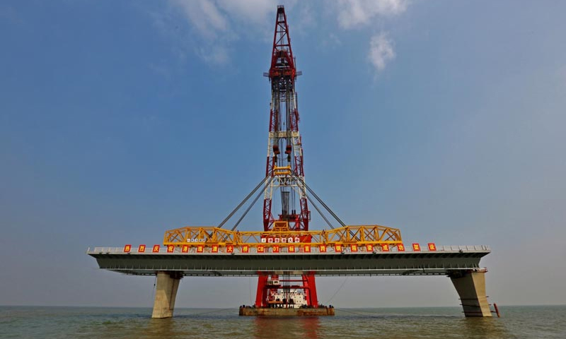 圖為2014年1月19日，港珠澳大橋首跨鋼箱梁成功完成在深海區的架設。新華社發（王超英 攝）