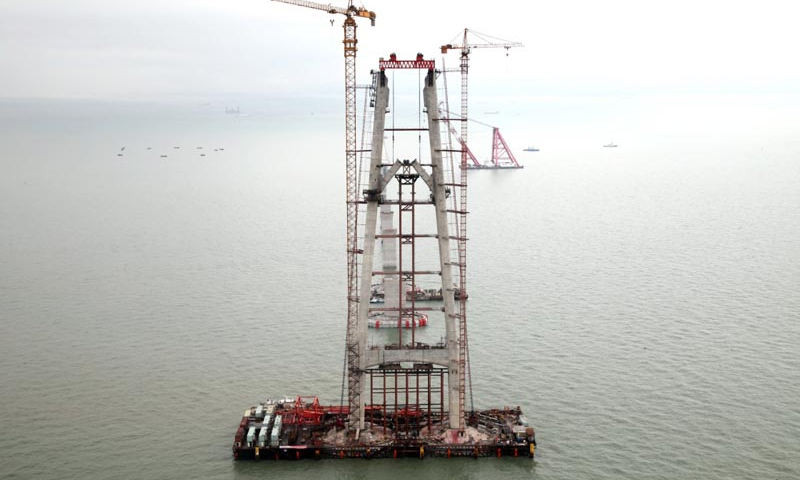 圖為2015年2月23日，青州航道橋56號墩索塔“中國結”結形撐首個節段（J3節段）吊裝成功。新華社發（港珠澳大橋局提供）