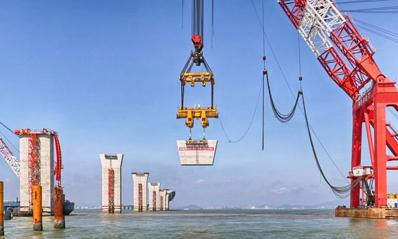 圖為2015年9月6日，橋梁工程完成最后一件上節墩身安裝，主體工程220座墩臺全線完工。新華社發（港珠澳大橋局提供）