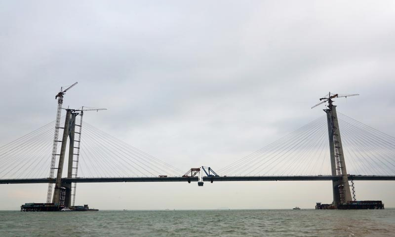 圖為2016年4月11日，港珠澳大橋青州航道橋合龍。新華社發（王超英 攝）