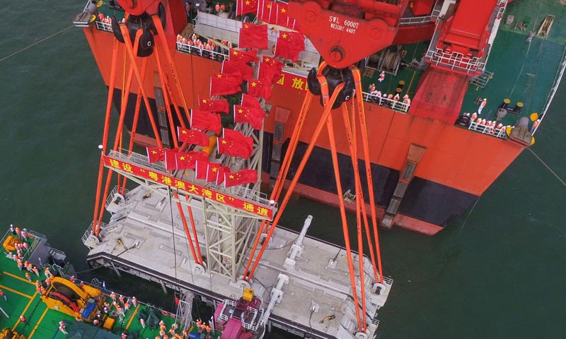 圖為2017年5月2日，港珠澳大橋島隧工程海底隧道的最終接頭——重約6000噸的鋼結構混凝土預制件在伶仃洋主航道吊裝下沉對接完成。（新華社記者 劉大偉 攝）