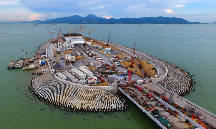 圖為2017年7月4日拍攝的建設中的西人工島。7月7日，港珠澳大橋海底隧道正式貫通，港珠澳大橋實現了主體工程全線貫通。（新華社記者 梁旭 攝）