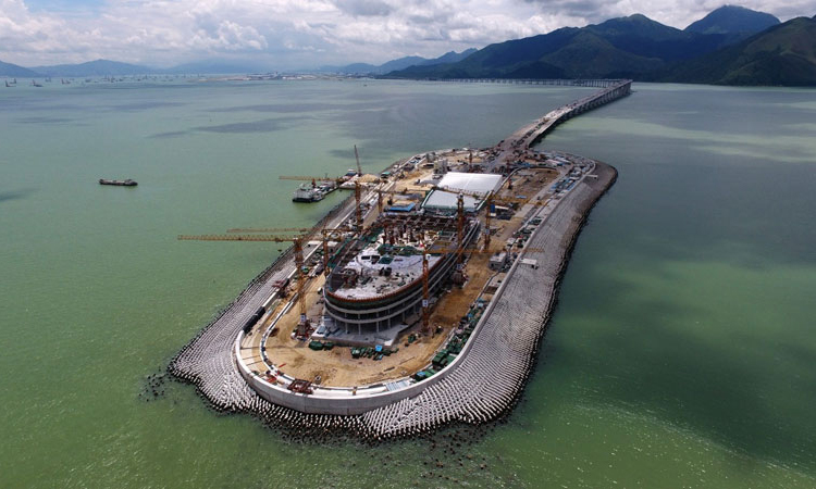 圖為2017年7月4日拍攝的建設中的西人工島。7月7日，港珠澳大橋海底隧道正式貫通，港珠澳大橋實現了主體工程全線貫通。（新華社記者 梁旭 攝）