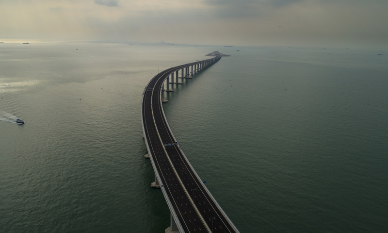 圖為10月13日無人機拍攝的港珠澳大橋香港段。（新華社記者 呂小煒 攝）