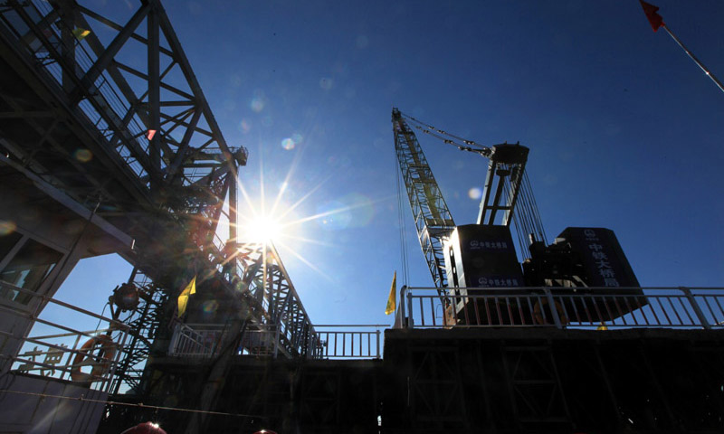 圖為10月13日拍攝的施工中的同江中俄鐵路大橋。（新華社記者 馬知遙 攝）