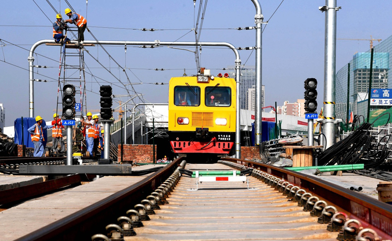 9月24日，在鄭州軌道交通5號線施工現(xiàn)場，中鐵電氣化局的工作人員堅(jiān)守施工一線，在工作中度過中秋佳節(jié)。圖為中鐵電氣化局的工作人員在鄭州軌道交通5號線五龍口停車場進(jìn)行作業(yè)。（新華社記者 李安 攝）