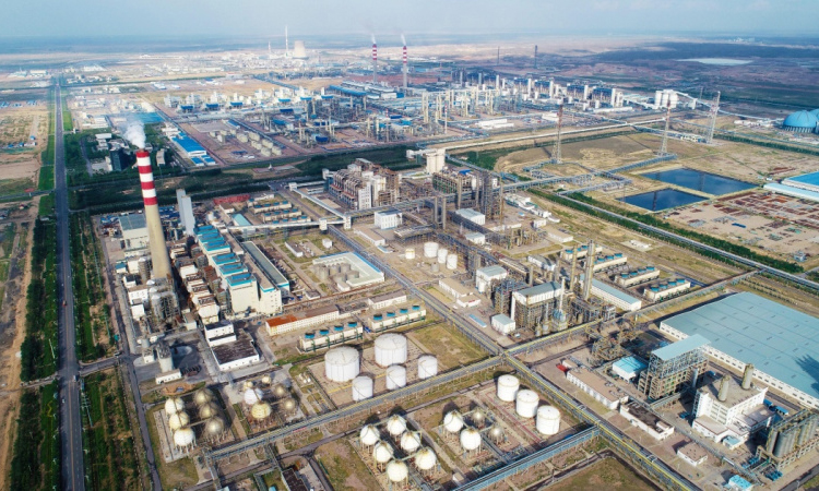 空中俯瞰寧夏靈武市毛烏素沙地邊緣的戈壁灘上，寧東能源化工基地內(nèi)一塊塊整齊劃一的工廠區(qū)域像整齊排列的“電路板”，這就是全球單套規(guī)模最大煤制油項(xiàng)目——國能神華寧煤集團(tuán)400萬噸煤制油項(xiàng)目。圖為8月3日無人機(jī)拍攝的國能神華寧煤集團(tuán)400萬噸煤制油項(xiàng)目。（新華社記者 王鵬 攝）