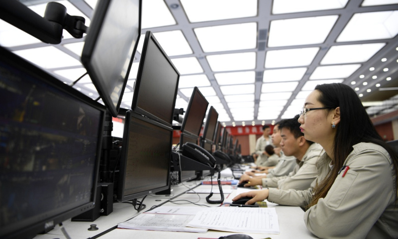 8月3日，在國能神華寧煤集團(tuán)400萬噸煤制油項(xiàng)目中控室，工作人員在監(jiān)控生產(chǎn)數(shù)據(jù)。（新華社記者 王鵬 攝）