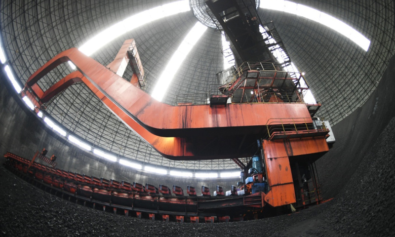 圖為國能神華寧煤集團(tuán)400萬噸煤制油項(xiàng)目備煤倉。（新華社記者 王鵬 攝）