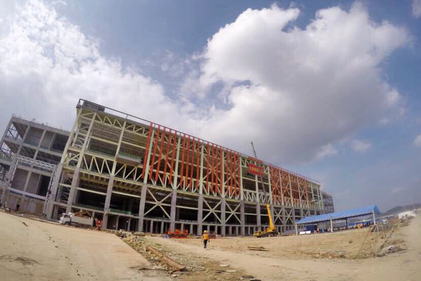 9月9日，記者在位于廣州的項目現場看到，由中國建筑一局（集團）有限公司（以下簡稱“中建一局”）承建的廣州超視堺第10.5代線項目正在抓緊施工建設，主體結構已經完工。預計2019年上半年建成投產，以改變我國“缺芯少屏”現狀。屆時將生產出8K超高清、全球最大尺寸（176寸）的液晶顯示屏。圖為“中國屏”廣州超視堺第10.5代線項目主體結構工程項目。（國資委新聞中心 語謙攝）