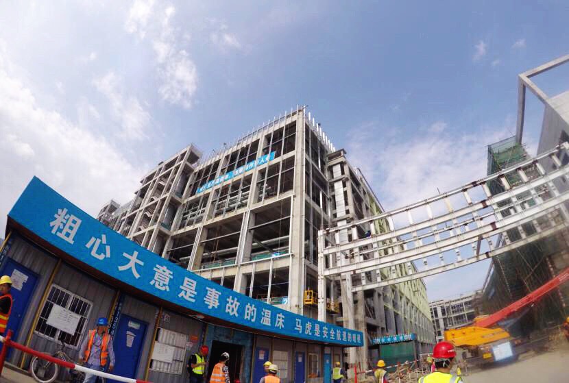 中建一局廣州超視堺第10.5代TFT-LCD顯示器生產線項目規劃建筑面積178萬平方米，總投資額610億元，是目前全球投資額最大的高科技廠房項目，也是廣州改革開放以來單筆投資最大的先進制造業項目。圖為廣州超視堺第10.5代線項目廠房。（國資委新聞中心 語謙攝）