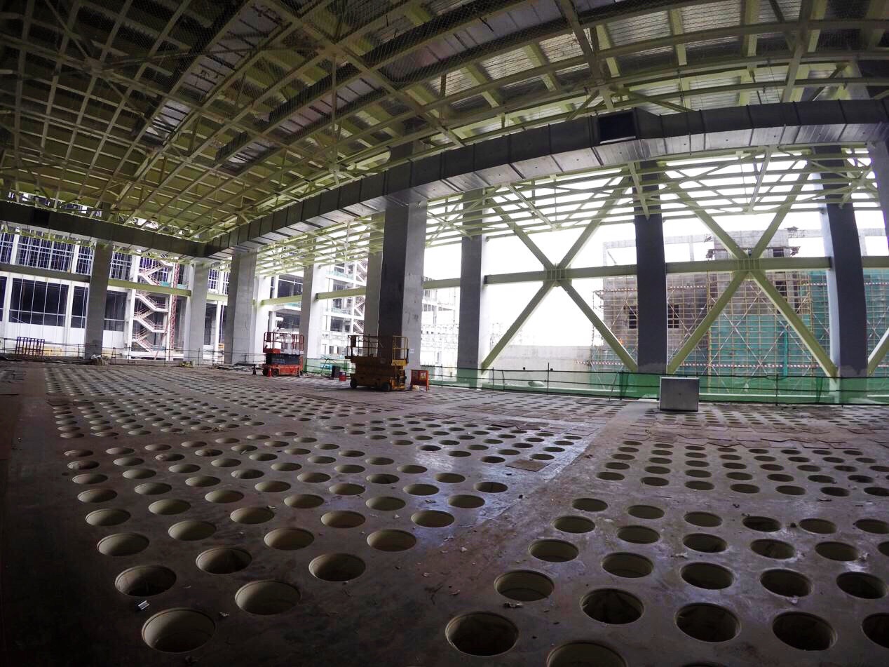 生產顯示屏生產線的車間對空氣潔凈度、溫度、濕度、壓力、噪聲等都有嚴格的參數要求，直接關系到產品的優良率，在非潔凈的環境下生產的半導體工業產品合格率僅為10%-15%左右，因此高標準的潔凈室成為廠房建設過程中最重要的一環。圖為符合電子廠房1000級-100000級潔凈標準的華夫板。（國資委新聞中心 語謙攝）