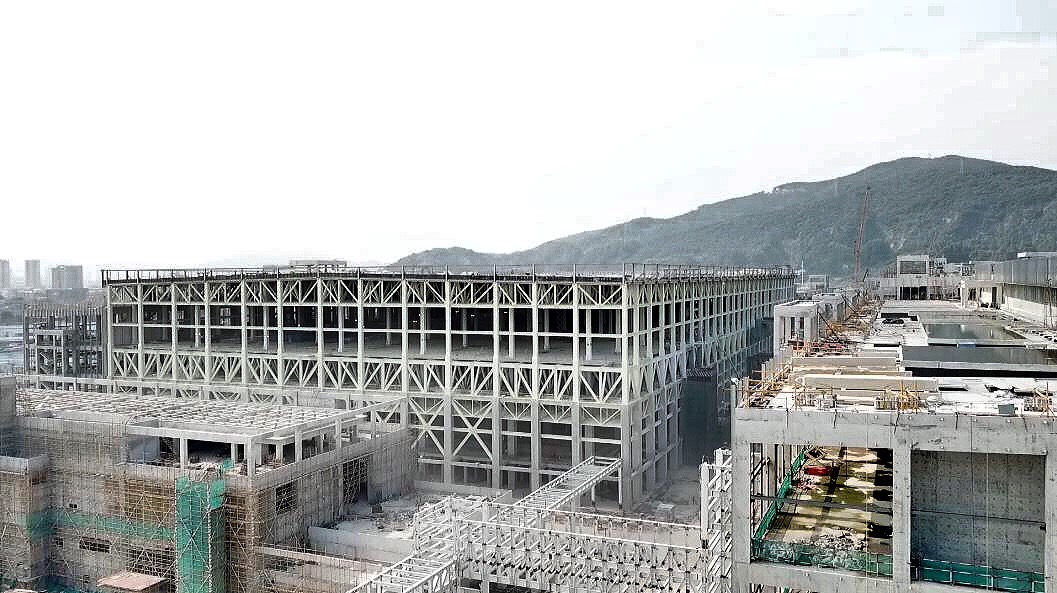 廣州超視堺潔凈區域達9萬平方米，相當于12.6個標準足球場，其潔凈標準相當于醫院手術室要求的10倍。圖為廣州超視堺項目廠房。（國資委新聞中心 語謙攝）