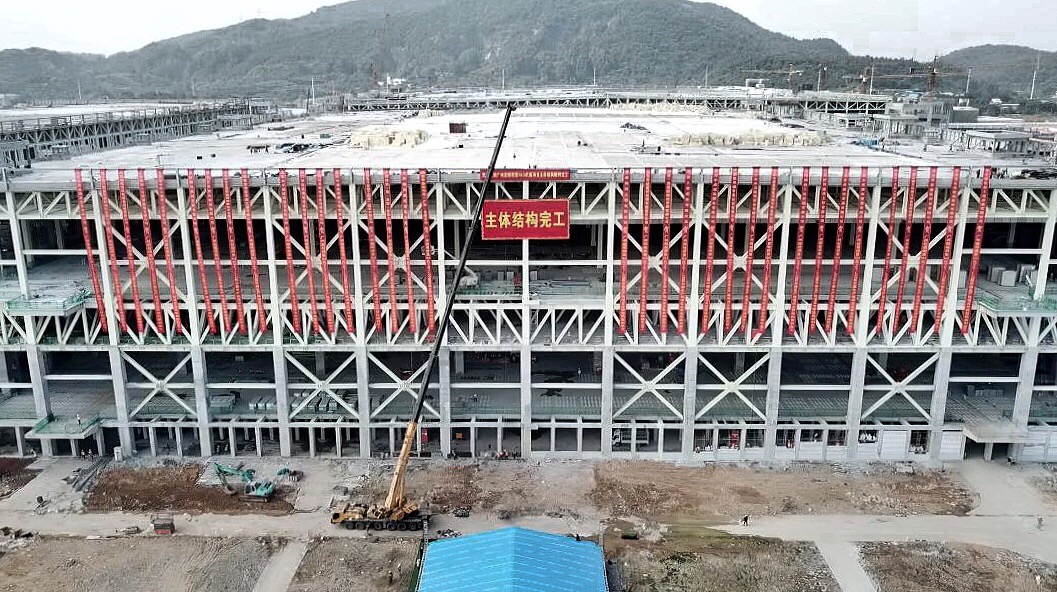 中建一局建造的“中國屏”廠房，再次填補了中建建造史的空白，見證了中國半導體行業的崛起，也為“一帶一路”沿線國家的工業建筑提供了“潔凈建造”中國標準。圖為廣州超視堺項目廠房。（國資委新聞中心 語謙攝）