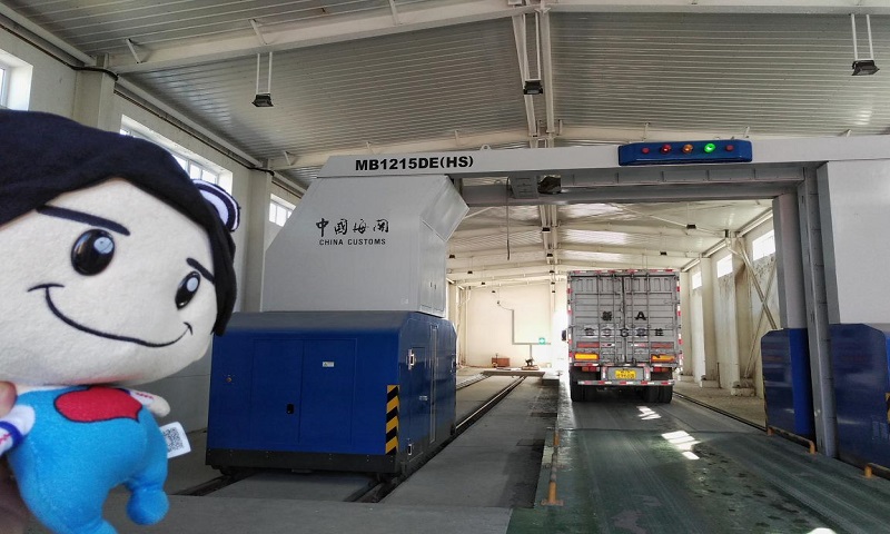 阿拉山口和霍爾果斯是新亞歐大陸橋中國段的西橋頭堡，是中國與哈薩克斯坦的邊境口岸，也是中歐班列、貨車進(jìn)出境的必經(jīng)口岸。同方威視技術(shù)股份有限公司生產(chǎn)的車載式檢查設(shè)備作為協(xié)助海關(guān)守護(hù)國門的“衛(wèi)士”，讓貨物進(jìn)出國境更加安全和便捷。圖為阿拉山口海關(guān)檢測(cè)貨車貨物的設(shè)備。（國資委新聞中心 雷玉川攝）