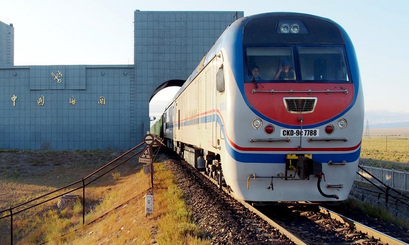 阿拉山口口岸設(shè)置了世界首套火車檢查系統(tǒng)，用于對(duì)鐵路整編列車及貨運(yùn)集裝箱的在線檢查。同方威視采用高速采樣技術(shù)和速度自適應(yīng)技術(shù)快速檢查、處理和儲(chǔ)存整列火車貨物的圖像信息，檢查速度可滿足每小時(shí)60公里的時(shí)速要求。（周俊皓攝）