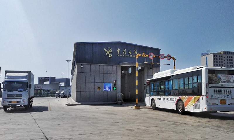 圖為霍爾果斯口岸正在進(jìn)行通關(guān)檢查的車輛。（國資委新聞中心 雷玉川攝）