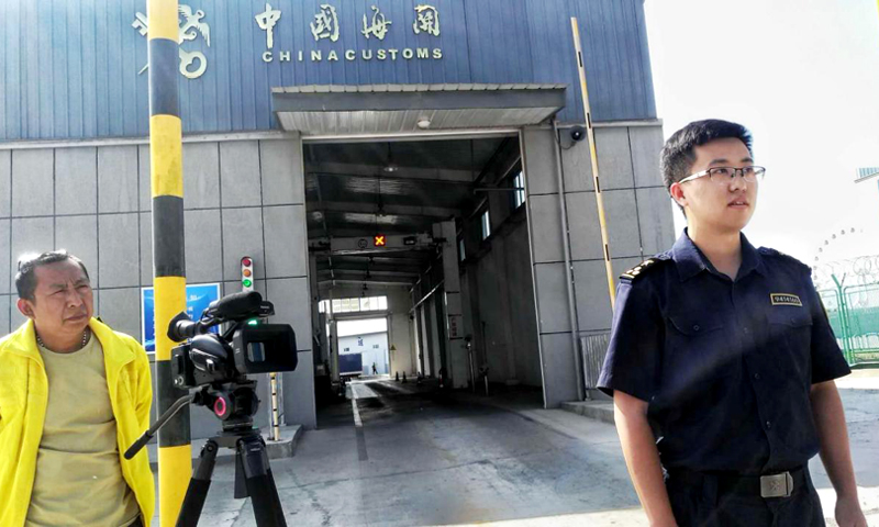 霍爾果斯海關(guān)人員接受采訪時(shí)表示，與人工檢查相比，同方威視車載式設(shè)備使通關(guān)速度有了明顯提升，大幅提高了工作效率，對(duì)于提高口岸過貨能力，打擊走私，促進(jìn)外貿(mào)經(jīng)濟(jì)健康發(fā)展發(fā)揮了重要作用。（國資委新聞中心 雷玉川攝）