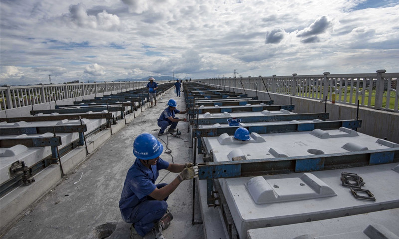 圖為8月30日，中鐵十一局職工在江西省豐城市境內的昌贛高鐵孫渡特大橋上調整無砟軌道板。（新華社記者 杜華舉 攝）